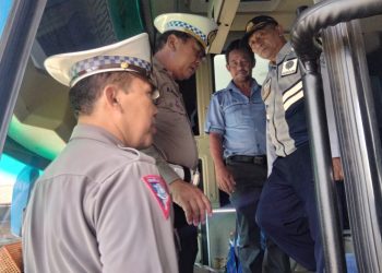 Kanit Kamsel Sat Lantas Polres Kediri Memberikan Himbauan Kepada Sopir Bus di Terminal Guna menjamin keselamatan penumpang.