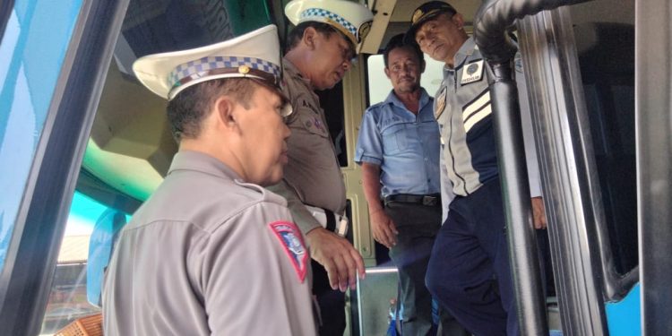 Kanit Kamsel Sat Lantas Polres Kediri Memberikan Himbauan Kepada Sopir Bus di Terminal Guna menjamin keselamatan penumpang.