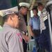 Kanit Kamsel Sat Lantas Polres Kediri Memberikan Himbauan Kepada Sopir Bus di Terminal Guna menjamin keselamatan penumpang.