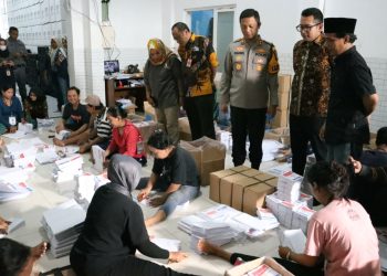 Kapolres Mojokerto Kota Bersama Walikota Kunjungi Gudang KPU Pastikan Logistik Aman