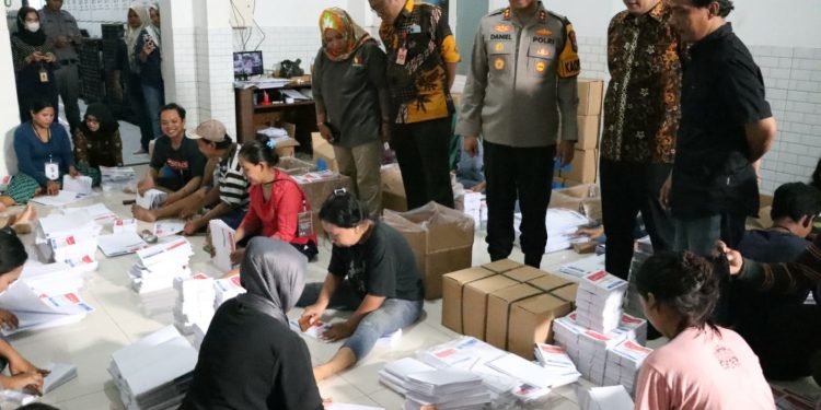 Kapolres Mojokerto Kota Bersama Walikota Kunjungi Gudang KPU Pastikan Logistik Aman