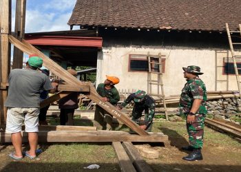 Dukung Pembangunan Mushola Al Muttaqin, Anggota Koramil Gandusari Gelar Gotong Royong Bersama