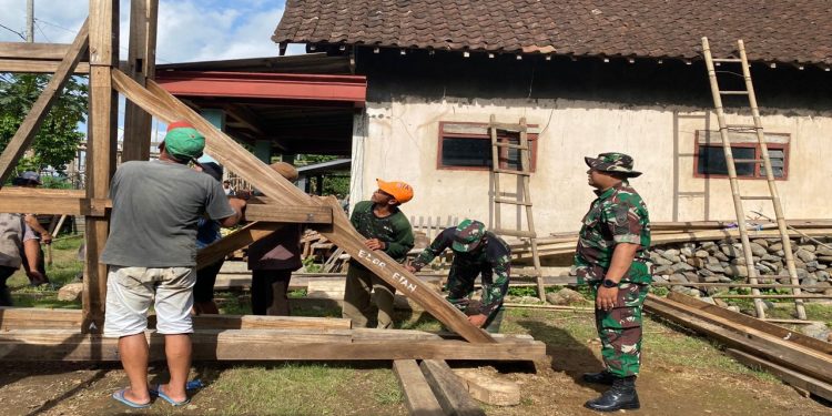 Dukung Pembangunan Mushola Al Muttaqin, Anggota Koramil Gandusari Gelar Gotong Royong Bersama