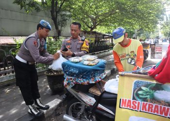 Jum’at  Penuh Berkah, Wakapolres Kediri Kota Borong Dagangan UMKM, Dibagikan ke Masyarakat