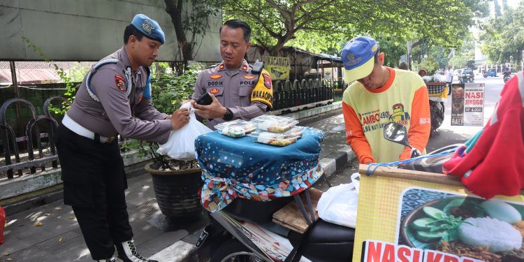 Jum’at  Penuh Berkah, Wakapolres Kediri Kota Borong Dagangan UMKM, Dibagikan ke Masyarakat