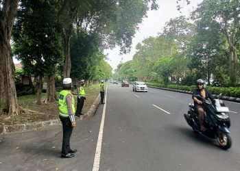 Laksanakan Pengaturan, Subsatgas Gatur OMB Agung 2024 Pastikan Kelancaran Arus Lalin depan Kantor Bawaslu Bali