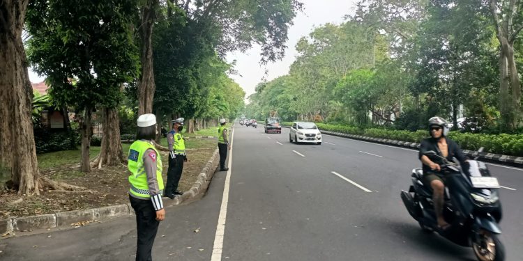 Laksanakan Pengaturan, Subsatgas Gatur OMB Agung 2024 Pastikan Kelancaran Arus Lalin depan Kantor Bawaslu Bali