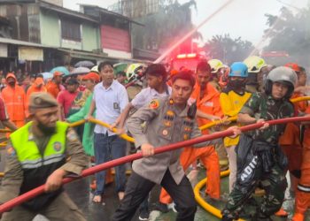 Sinergi TNI-Polri, Kompol H Arif Purnama Oktora Sigap Berjibaku Bantu Padamkan Kobaran Api di Jalan Saharjo Setiabudi