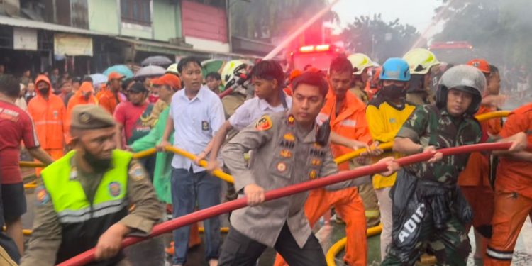 Sinergi TNI-Polri, Kompol H Arif Purnama Oktora Sigap Berjibaku Bantu Padamkan Kobaran Api di Jalan Saharjo Setiabudi