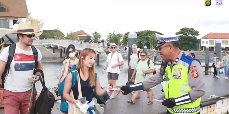 Ditlantas Polda Bali Ajak Wisatawan Tertib Berlalulintas
