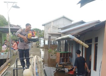 Polisi Bantu Warga Terdampak Abrasi, 3 Buah Rumah Roboh di Kubu Raya