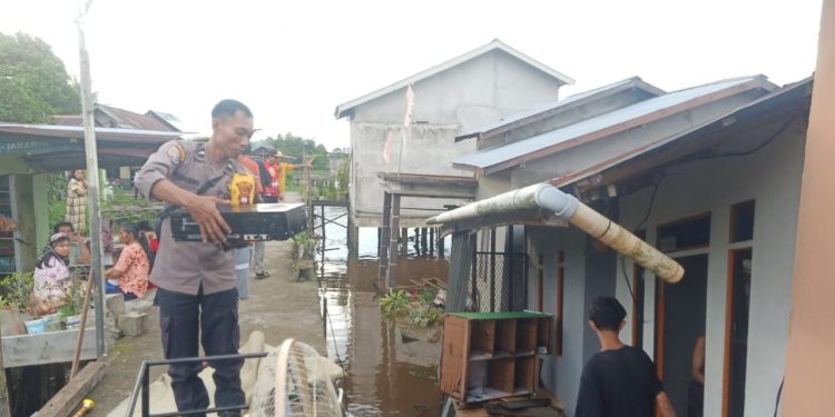 Polisi Bantu Warga Terdampak Abrasi, 3 Buah Rumah Roboh di Kubu Raya