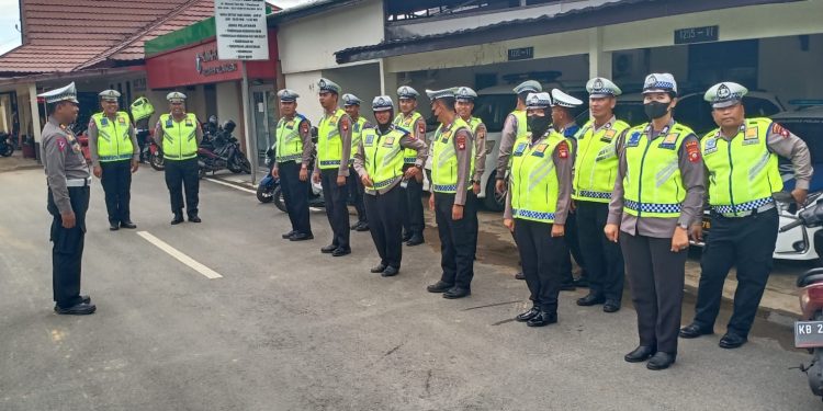 Satgas Kamseltibcar Lantas OMB Kapuas 2024 rutin Laksanakan Pengaturan Arus Lalin di Sektaran Kantor KPU dan Bawaslu