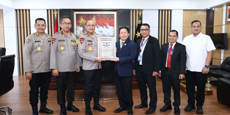 Kapolda Kalbar Terima Penghargaan “Presisi Award” dari Lembaga Kajian Strategis Kepolisian Indonesia (Lemkapi)