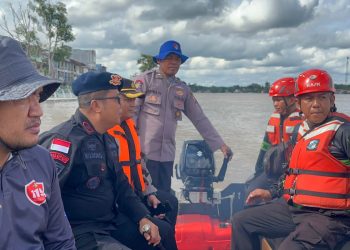 Tim SAR Satbrimob Polda Kalbar Melaksanakan Patroli Bantu Masyarakat Terdampak Banjir