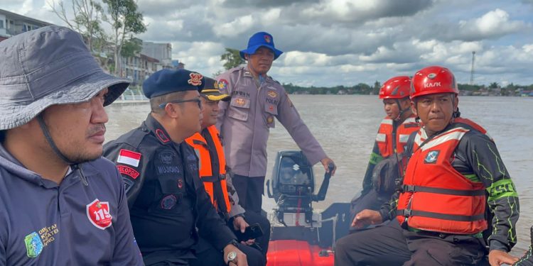 Tim SAR Satbrimob Polda Kalbar Melaksanakan Patroli Bantu Masyarakat Terdampak Banjir
