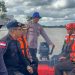 Tim SAR Satbrimob Polda Kalbar Melaksanakan Patroli Bantu Masyarakat Terdampak Banjir