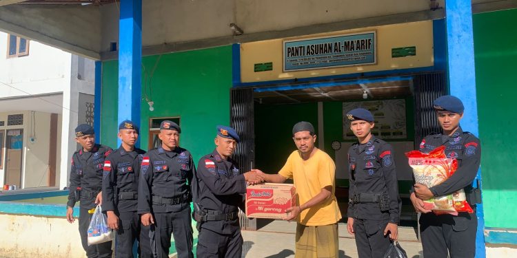 Membantu Meringankan Beban Antar Sesama, Bentuk Rasa Syukur Personel Brimob Kalbar