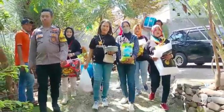 Bhabinkamtibmas Bripka Fitra, Pemdes Semare dan Relawan SGM Bersinergi dalam Bakti Sosial, Bantu Mbah Iksan yang Menderita Stroke
