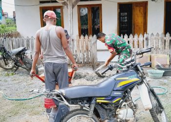 Selalu Aktif Dan Semangat Babinsa Koramil 426-04 Banjar Agung Gotong Royong Bantu Pemasangan Keramik TPA