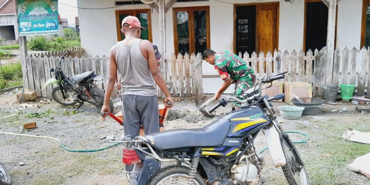 Selalu Aktif Dan Semangat Babinsa Koramil 426-04 Banjar Agung Gotong Royong Bantu Pemasangan Keramik TPA