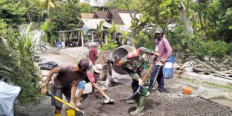Kompak, Babinsa Koramil Bakung Bersama Warga Masyarakat Gelar Kerja Bakti Merabat Jalan