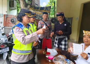 Sosialisasikan Pemilu Damai, Subsatgas Binmas OMB Agung 2024 Gencar Bagikan Brosur Kamtibmas Pemilu