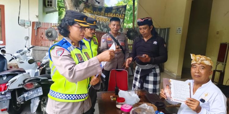 Sosialisasikan Pemilu Damai, Subsatgas Binmas OMB Agung 2024 Gencar Bagikan Brosur Kamtibmas Pemilu