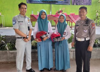 SAT LANTAS POLRES KEDIRI GERAK CEPAT JEMPUT BOLA SOSIALISASI TERTIB BERLALULINTAS KE SEKOLAH-SEKOLAH