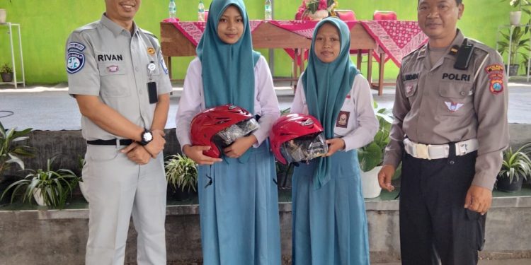 SAT LANTAS POLRES KEDIRI GERAK CEPAT JEMPUT BOLA SOSIALISASI TERTIB BERLALULINTAS KE SEKOLAH-SEKOLAH