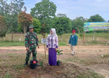Dr Erdawati Direktur Rs Penawar medika, Bersama Kodim 0426 Tuba Melakukan Penanaman Pohon Serentak Di Kampung Penawar Jaya