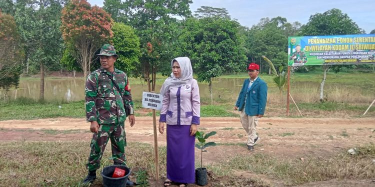 Dr Erdawati Direktur Rs Penawar medika, Bersama Kodim 0426 Tuba Melakukan Penanaman Pohon Serentak Di Kampung Penawar Jaya