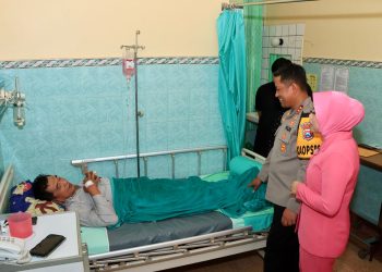 Kapolres Blitar Kota dan Ketua Bhayangkari Kunjungi Anggota yang Sakit