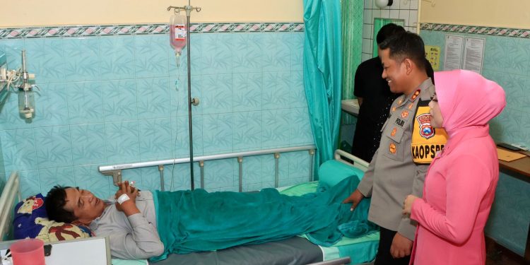 Kapolres Blitar Kota dan Ketua Bhayangkari Kunjungi Anggota yang Sakit