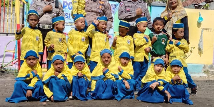GIAT POLSANAK DI TK BPPI COKRO AMINOTO PARE SAT LANTAS POLRES KEDIRI BELAJAR SAMBIL BERNYANYI