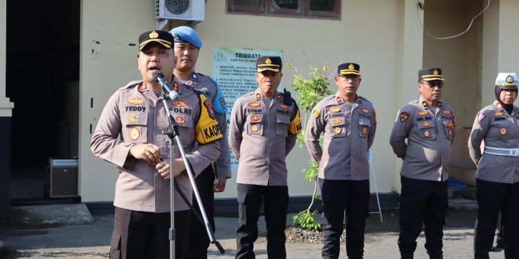 Kapolres Kediri Kota Pimpin Apel Pagi di Polsek Kota