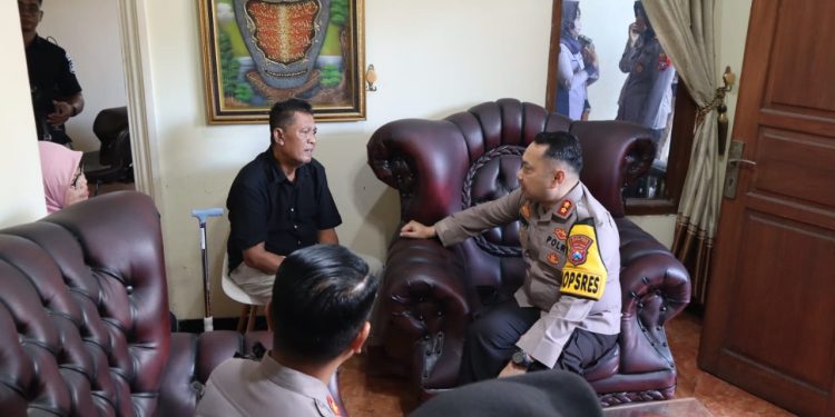 Kapolres Kediri Kota Anjangsana ke Anggota yang Sakit