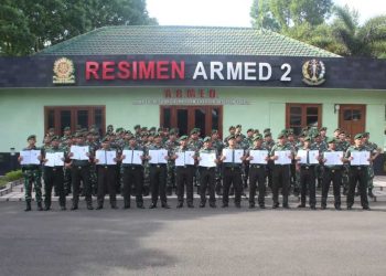 Kasmenarmed 2 Kostrad Bagikan Buku Pedoman Bahasa Inggris Kepada Prajurit Putra Yudha