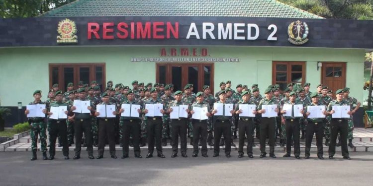 Kasmenarmed 2 Kostrad Bagikan Buku Pedoman Bahasa Inggris Kepada Prajurit Putra Yudha