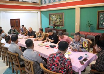 Kapolres Singkawang Sampaikan Himbauan Pemilu Damai Saaat Silaturahmi Dan Tatapmuka Dengan Majelis Seni Budaya Kota Singkawang.
