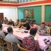 Kapolres Singkawang Sampaikan Himbauan Pemilu Damai Saaat Silaturahmi Dan Tatapmuka Dengan Majelis Seni Budaya Kota Singkawang.