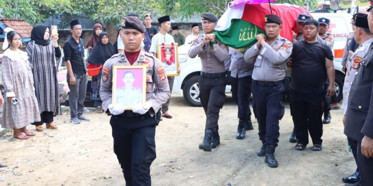 Polres Tulang Bawang Gelar Upacara Pemakaman AKP (Purn) Dwi Cahyono