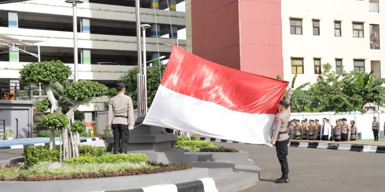 Polres Metro Jakarta Barat Peringati Hari Kesadaran Nasional 2024 Dengan Upacara Bendera