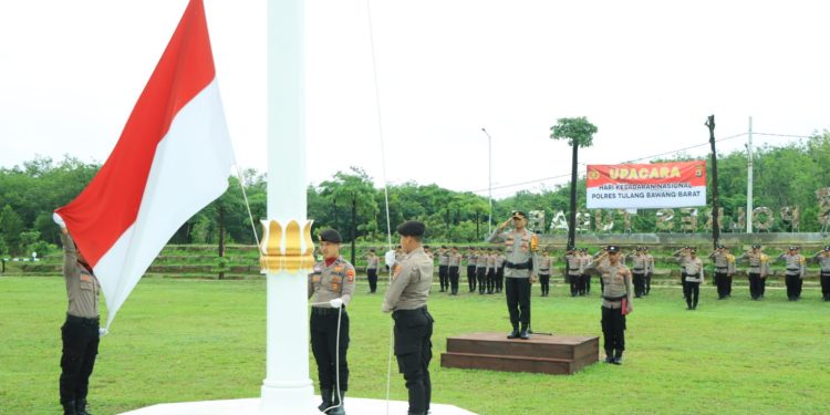 Polres Tulang Bawang Barat Upacara Hari Kesadaran Nasional, 4 Personel Polres Tulang Bawang Barat Terima Penghargaan.