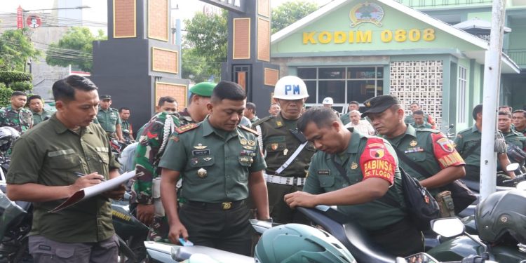 Cegah Terjadinya Pelanggaran, Kodim 0808/Blitar Bersama Subdenpom V/1-3 Blitar Gelar Pemeriksaan Kelengkapan Kendaraan Bermotor