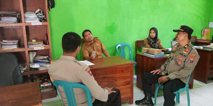 Polsek Jatikalen Nganjuk Lakukan Sosialisasi Cyber Pungli dan Imbauan Kaptibmas di Kantor Desa Perning