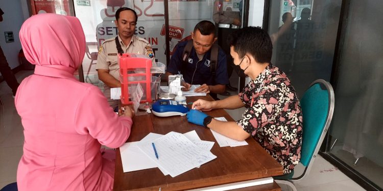 Anggota Polres Nganjuk Ramai-ramai Donorkan Darahnya Bantu Penuhi Stok PMI