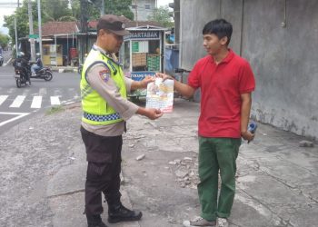 Kasubsatgas Binmas OMB Sebar Brosur & himbau Kamtibmas untuk Warga Kota Tabanan