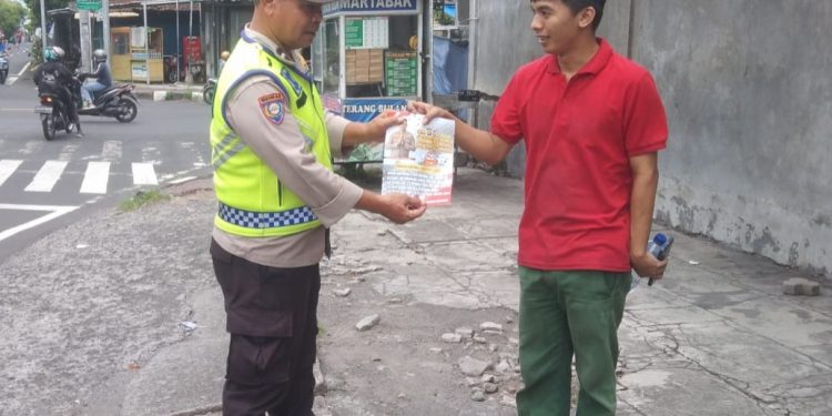 Kasubsatgas Binmas OMB Sebar Brosur & himbau Kamtibmas untuk Warga Kota Tabanan