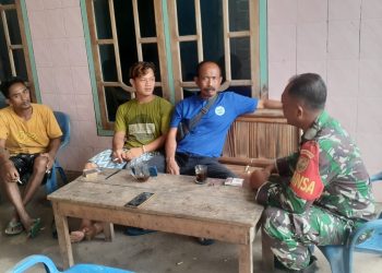 Babinsa Koramil 426-04 Banjar Agung Melaksanakan Komsos Di Salah Satu Rumah Warga Binaannya